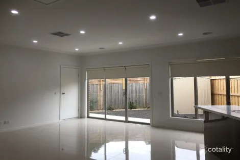 Property photo of 2/11 Redwood Court Mill Park VIC 3082