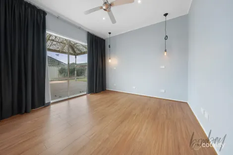 Property photo of 16 Gardenia Close Craigieburn VIC 3064