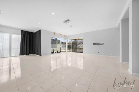 Property photo of 16 Gardenia Close Craigieburn VIC 3064