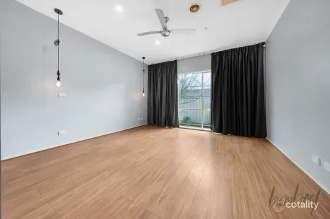 Property photo of 16 Gardenia Close Craigieburn VIC 3064