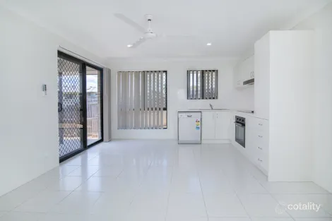 Property photo of 2/98 Jacaranda Drive Yamanto QLD 4305
