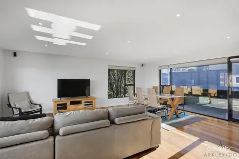 Property photo of 1/1 Ambleside Lindisfarne TAS 7015