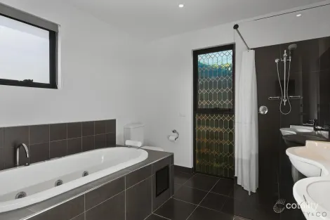 Property photo of 1/1 Ambleside Lindisfarne TAS 7015