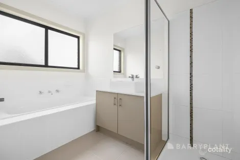 Property photo of 13 Elderberry Way Pakenham VIC 3810