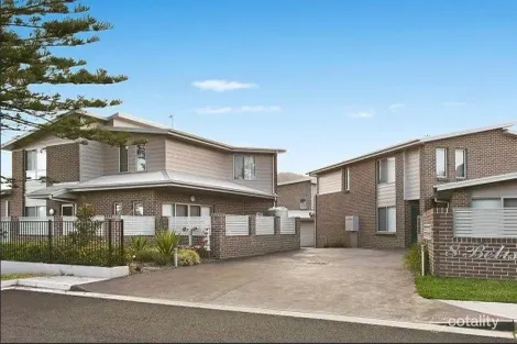 Property photo of 7/8 Sproule Crescent Balgownie NSW 2519