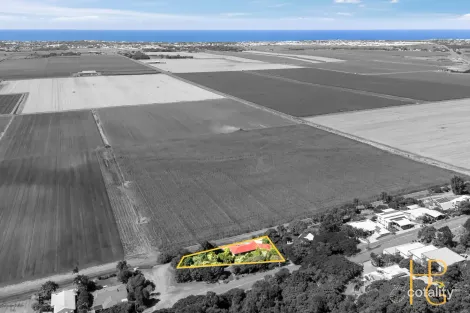 33 Rehbein Ave, Qunaba, QLD 4670