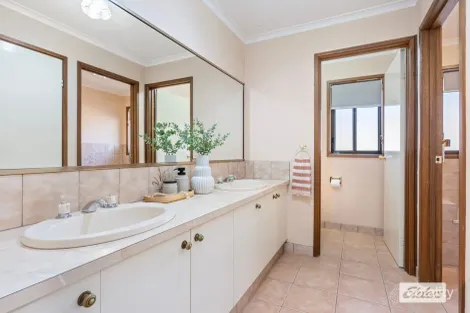Property photo of 405 Carlma Crescent Lavington NSW 2641