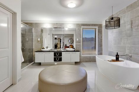 Property photo of 17 Waterside Circuit Sandhurst VIC 3977