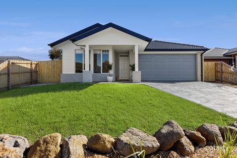 Property photo of 33 Wallaby Run Gisborne VIC 3437