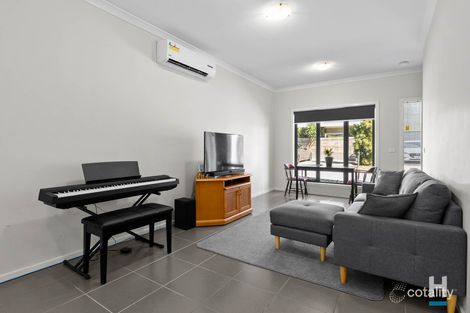 Property photo of 2 Queenie Way Cranbourne West VIC 3977