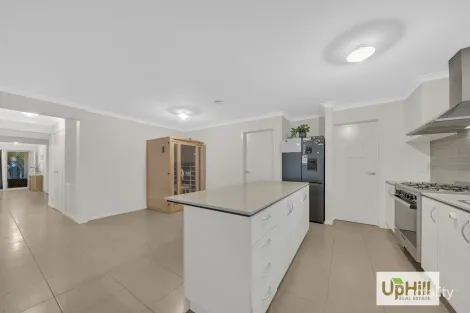 Property photo of 28 Fleuve Rise Clyde North VIC 3978