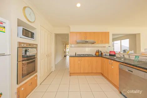 Property photo of 11 Baddeley Circuit Cranbourne North VIC 3977