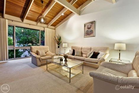 Property photo of 17 Somerleigh Crescent Greensborough VIC 3088