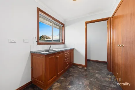 Property photo of 24 Leighton Crescent Deer Park VIC 3023