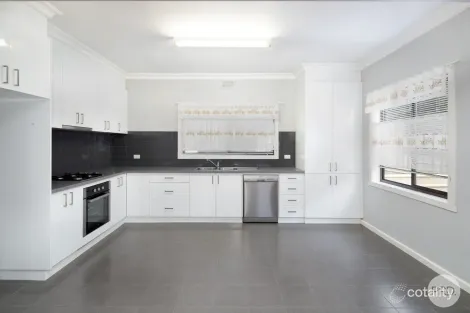 Property photo of 4 Grandview Grove Wendouree VIC 3355