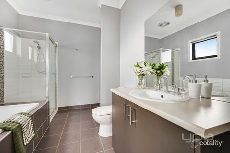 Property photo of 18 Cheltenham Close Craigieburn VIC 3064