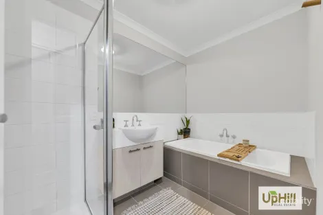Property photo of 41 Barley Crescent Clyde North VIC 3978