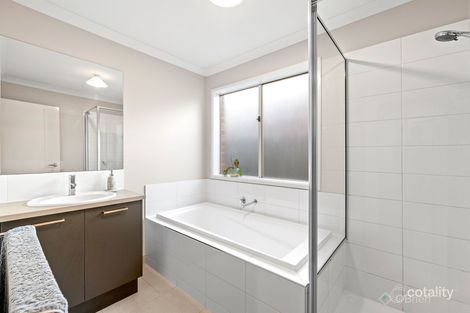 100 Lineham Dr, Cranbourne East, VIC 3977