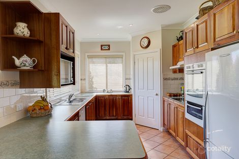 Property photo of 19 Leconfield Drive Bombira NSW 2850