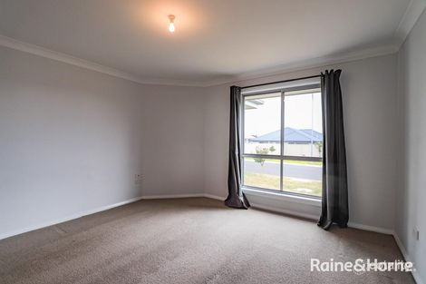 2 BYRNE CL, KELSO, NSW 2795