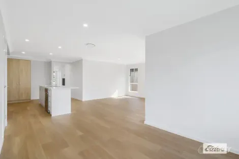 Property photo of 30 Unaipon Street Leneva VIC 3691