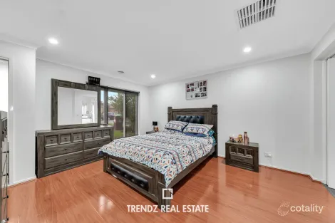 Property photo of 9 Flametree Circuit Cranbourne VIC 3977