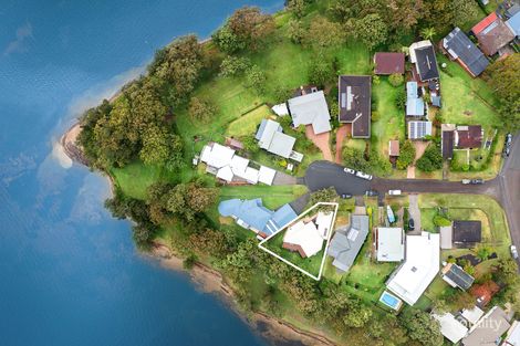 Property photo of 8 Omaru Place Summerland Point NSW 2259