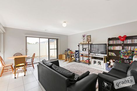 Property photo of 2/10 Azure Court Pakenham VIC 3810