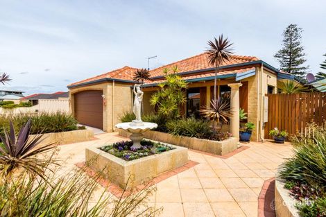 Property photo of 17 Rialto Place Halls Head WA 6210