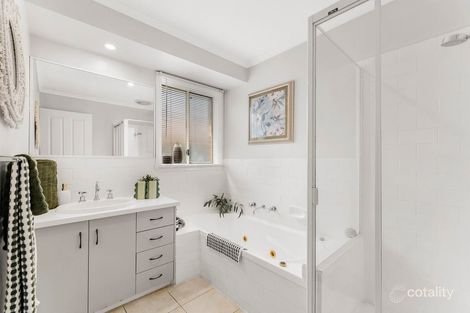 Property photo of 9 Eccles Close Mill Park VIC 3082