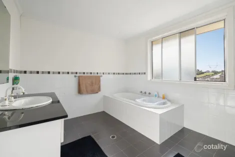 Property photo of 10 Quaama Close Prestons NSW 2170