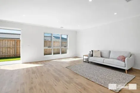 Property photo of 32 Otterham Way Werribee VIC 3030