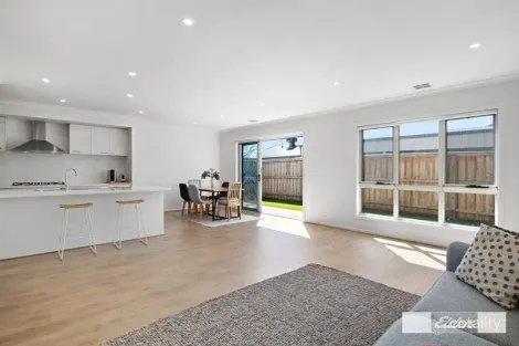 Property photo of 32 Otterham Way Werribee VIC 3030