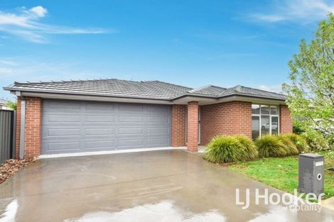 16 Hillsborough Cres, Berwick, VIC 3806