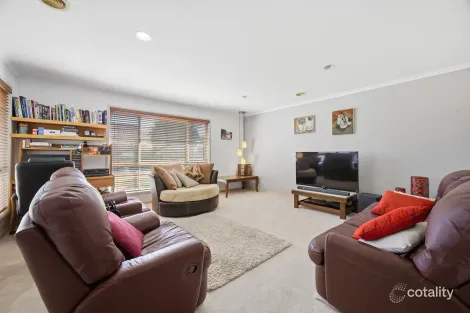 Property photo of 10 Parkview Crescent Jerrabomberra NSW 2619