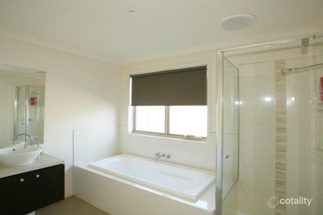 Property photo of 2 Boga Place Manor Lakes VIC 3024