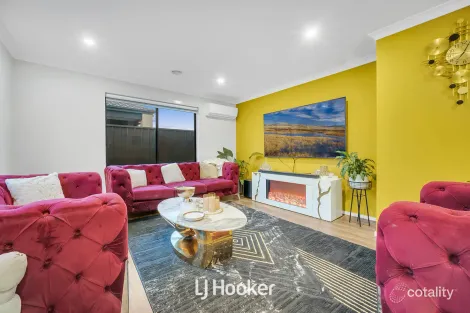 Property photo of 11 Carnelian Circuit Clyde North VIC 3978