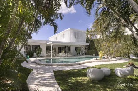 Property photo of 18 Sheridan Park Avenue Broadbeach Waters QLD 4218