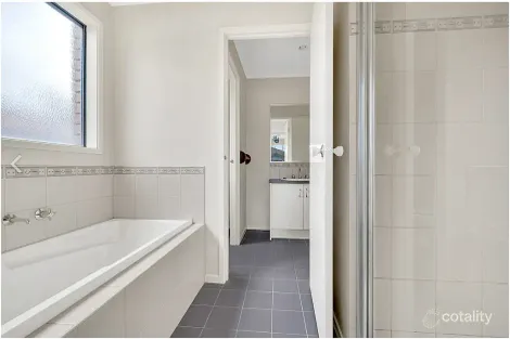 Property photo of 3 Stringybark Close Manor Lakes VIC 3024