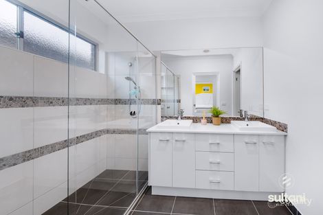 Property photo of 15 Paso Grove Clyde North VIC 3978