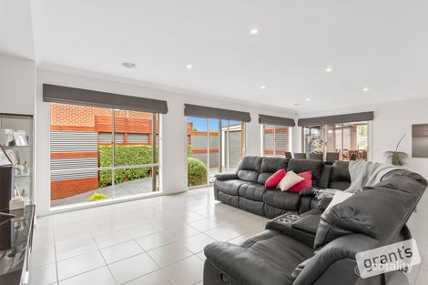 Property photo of 8 Billabong Place Narre Warren North VIC 3804
