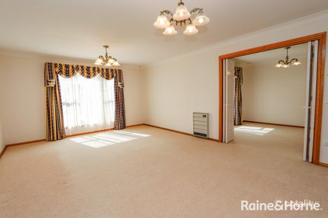 Property photo of 9 Huaba Close Robin Hill NSW 2795