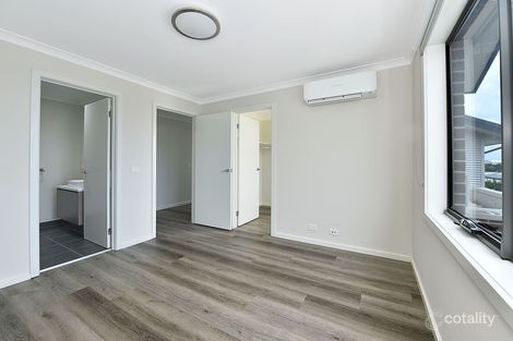 Property photo of 10 Village Crescent Westmeadows VIC 3049