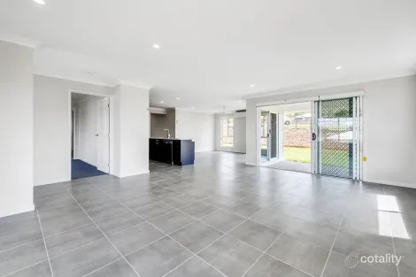 Property photo of 6 Gillett Place Dugandan QLD 4310