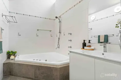Property photo of 4 Holly Circuit New Lambton Heights NSW 2305