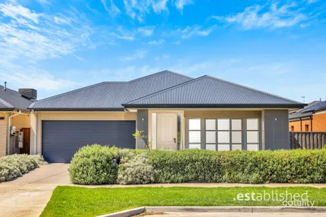 33 Rondo Dr, Manor Lakes, VIC 3024