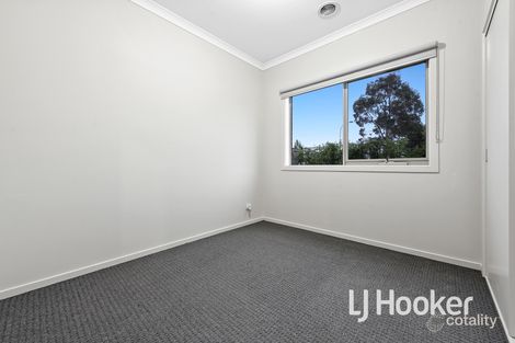 Property photo of 1 Dalziell Crescent Cranbourne North VIC 3977