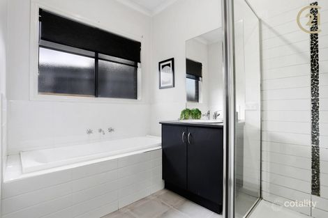 Property photo of 8 Strahan Close Berwick VIC 3806