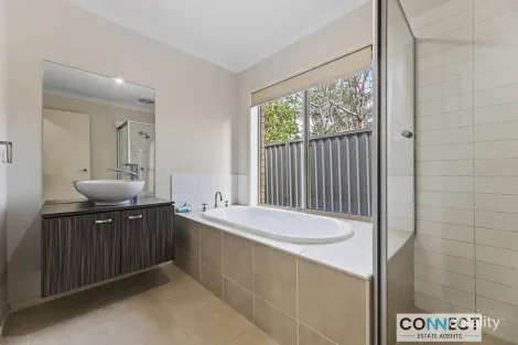 Property photo of 9 Reynard Place Cranbourne East VIC 3977