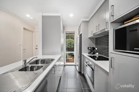 Property photo of 17/11 Castan Street Coombs ACT 2611